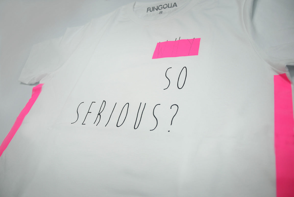 <a>なぜそんなに深刻なの?Tシャツ</a>