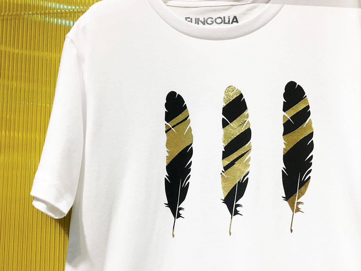 <a>Fungolia 4周年記念 ラージフェザーTシャツ - ゴールド&ブラック(ホワイト)</a>