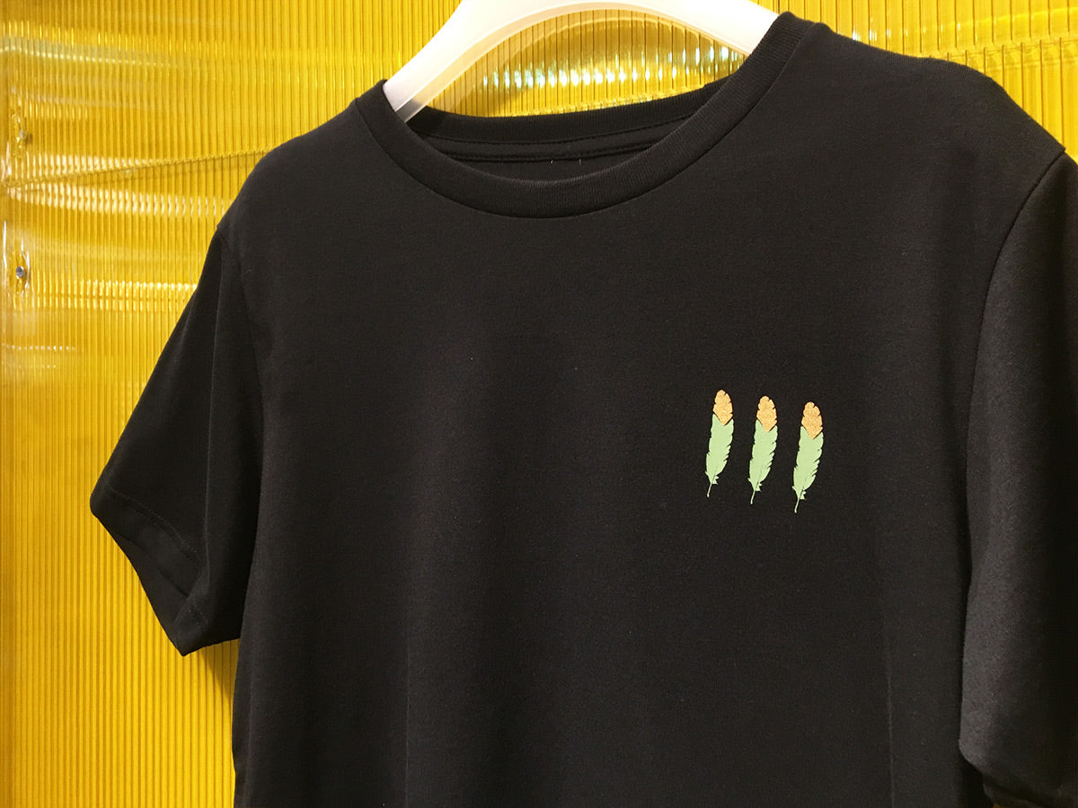 <a>スモールグリーン/ゴールドフェザーTシャツ(ブラック)</a>