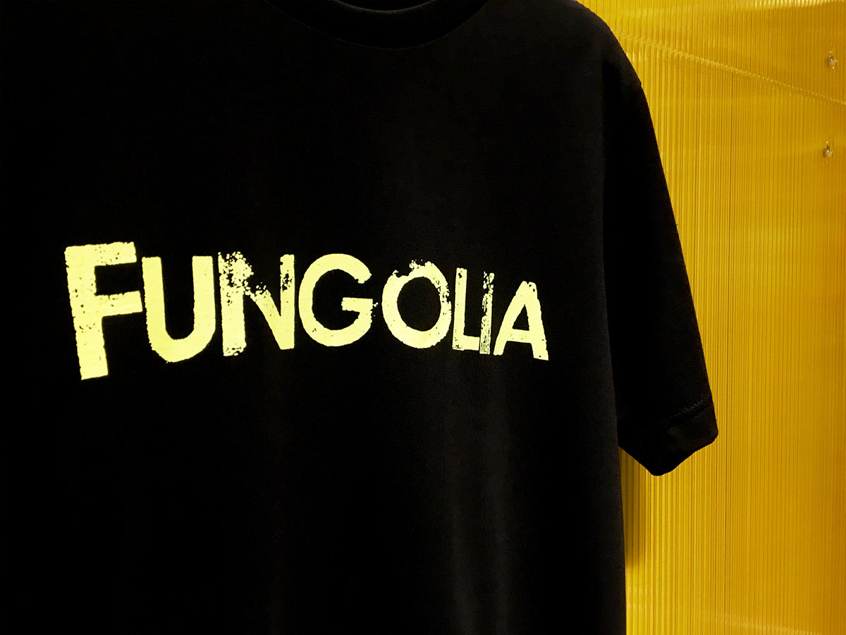<a>ネオンイエロー ロゴ Tシャツ (ブラック)</a>