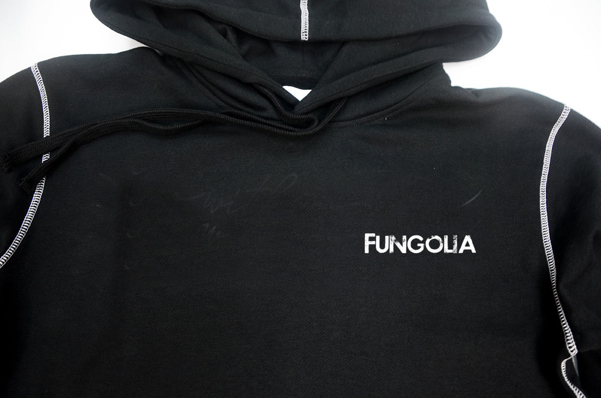 <a>Fungolia ビッグフード フリース パーカー - ロゴ (ブラック、ホワイトステッチ)</a>