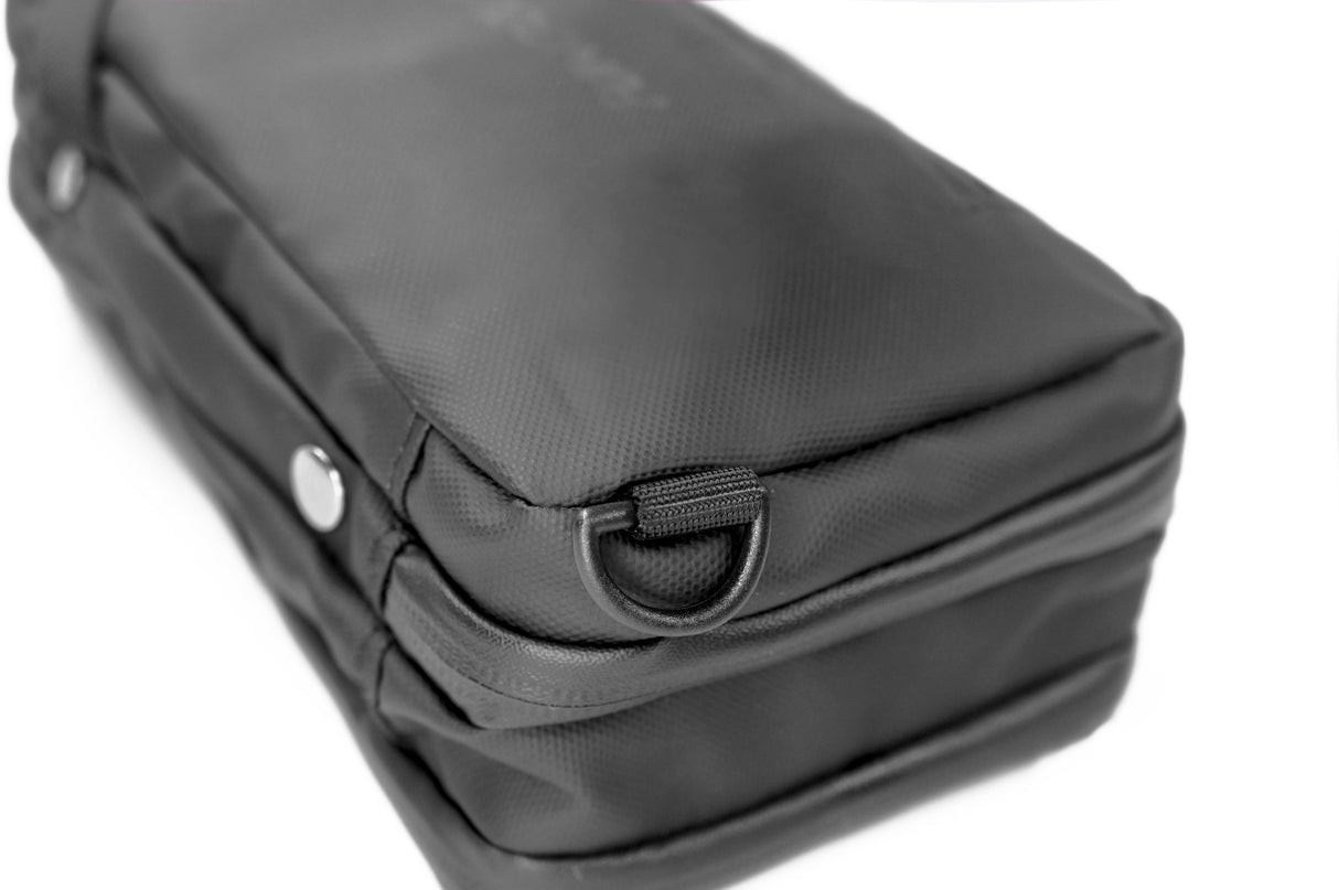 <A 000a001a92tx> Fungolia Mid-sized Expandable Premium Toiletry Bag (Matte Black)