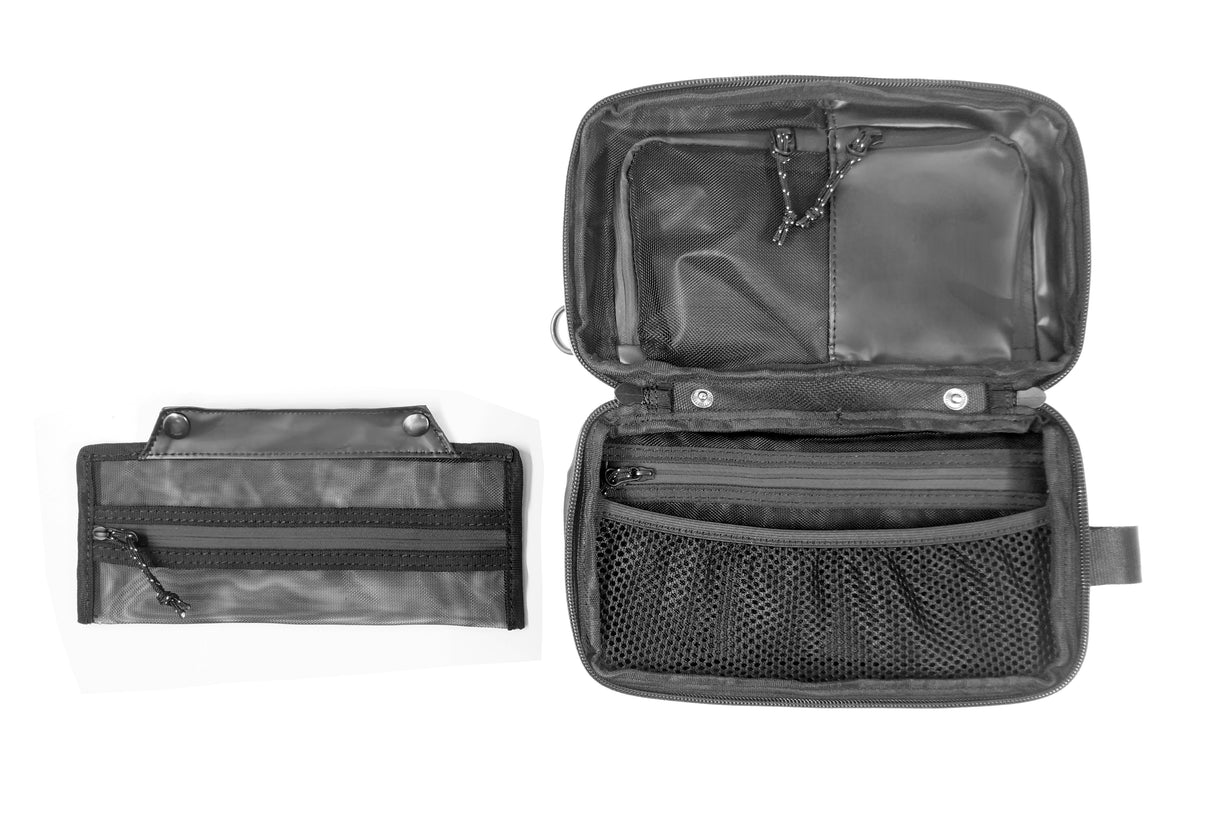 <A 000a001a92tx> Fungolia Mid-sized Expandable Premium Toiletry Bag (Matte Black)