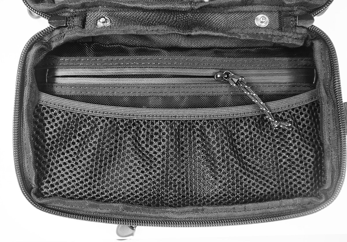 <A 000a001a92tx> Fungolia Mid-sized Expandable Premium Toiletry Bag (Matte Black)