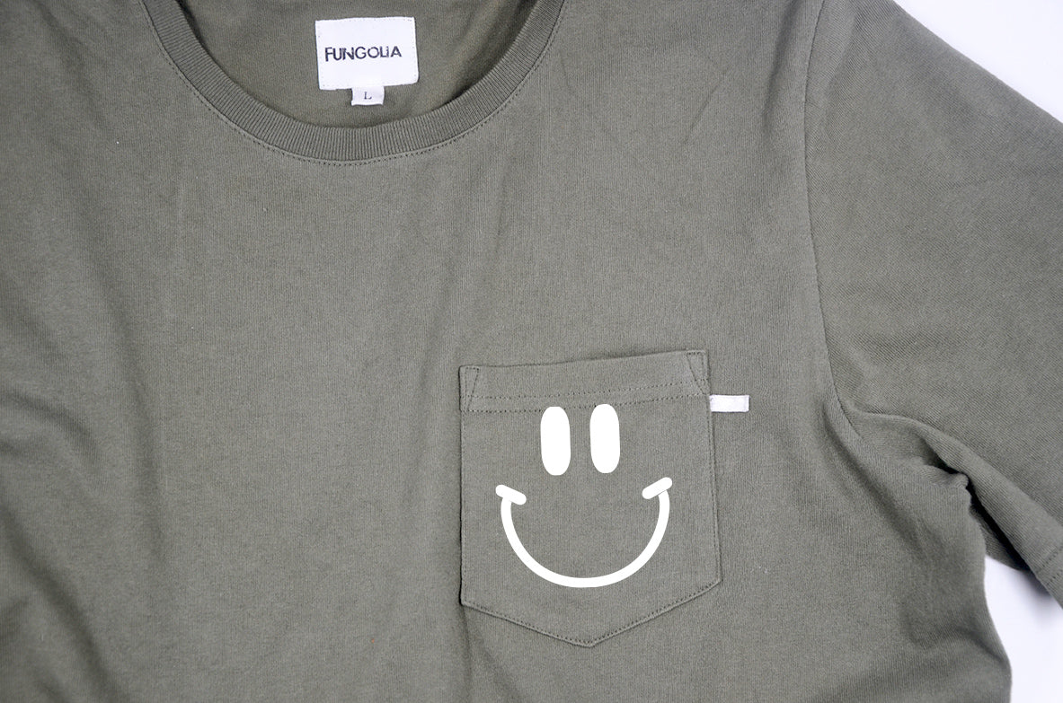 <a>ミューズ ポケットTシャツ - ミリタリーグリーン（スマイリーフェイス）</a>