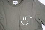 <a>ミューズ ポケットTシャツ - ミリタリーグリーン（スマイリーフェイス）</a>