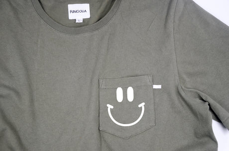 <a>ミューズ ポケットTシャツ - ミリタリーグリーン（スマイリーフェイス）</a>