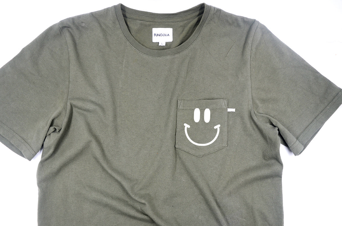 <a>ミューズ ポケットTシャツ - ミリタリーグリーン（スマイリーフェイス）</a>