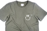 <a>ミューズ ポケットTシャツ - ミリタリーグリーン（スマイリーフェイス）</a>