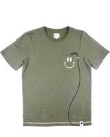 <a>ミューズ ポケットTシャツ - ミリタリーグリーン（スマイリーフェイス）</a>