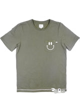 <a>ミューズ ポケットTシャツ - ミリタリーグリーン（スマイリーフェイス）</a>