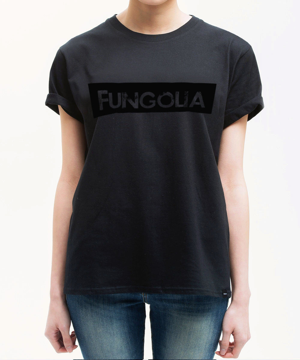 <r001>FungoliaロゴTシャツ（スペシャルブラックエディション）</r001>