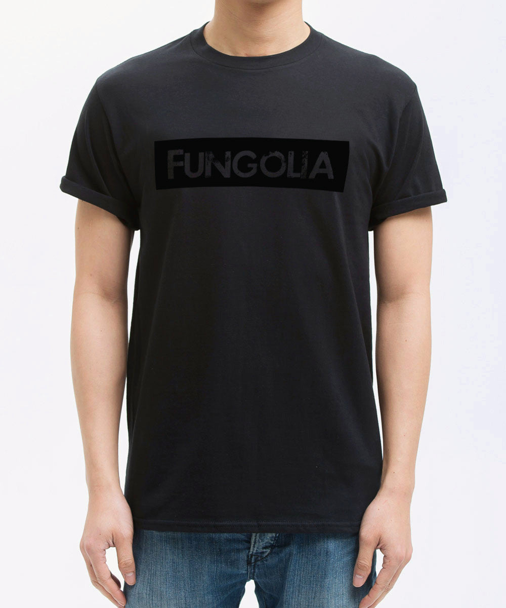 <r001>FungoliaロゴTシャツ（スペシャルブラックエディション）</r001>