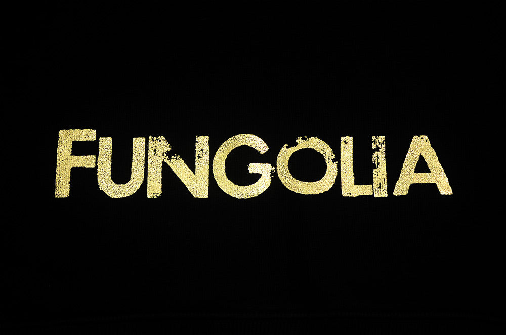 <a>Fungolia フリース クルーネック スウェットシャツ - スモールフェザー（ブラック、ミックススリーブ）</a>
