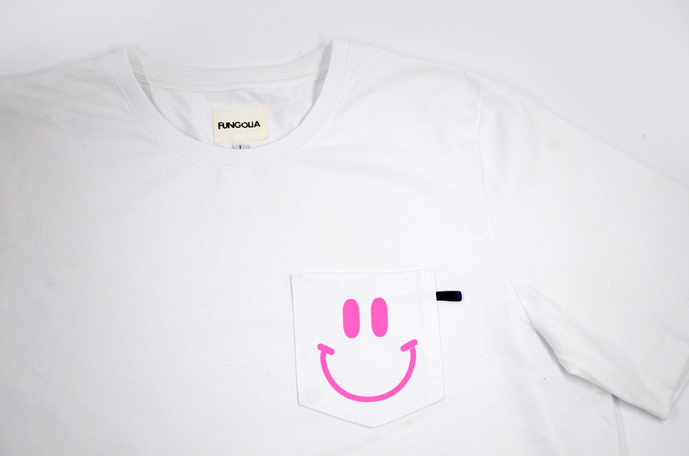 <a>ミューズ ポケットTシャツ - ホワイト（スマイリーフェイス）</a>
