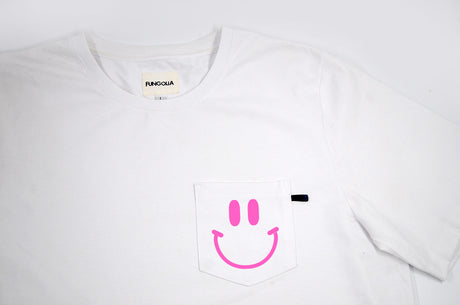 <a>ミューズ ポケットTシャツ - ホワイト（スマイリーフェイス）</a>