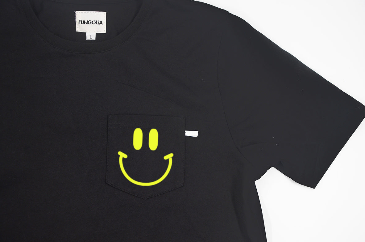 <a>ミューズ ポケットTシャツ - ブラック（スマイリーフェイス）</a>