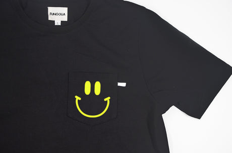 <a>ミューズ ポケットTシャツ - ブラック（スマイリーフェイス）</a>