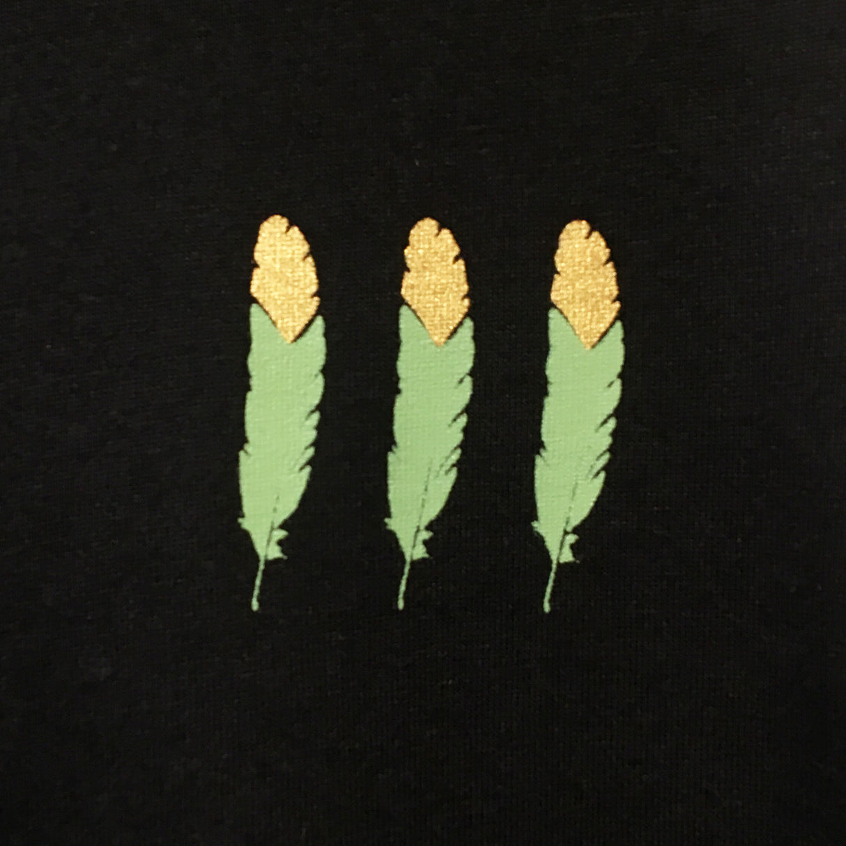 <a>スモールグリーン/ゴールドフェザーTシャツ（ブラック）</a>