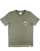 <a>ミューズ ポケットTシャツ - ミリタリーグリーン（スマイリーフェイス）</a>