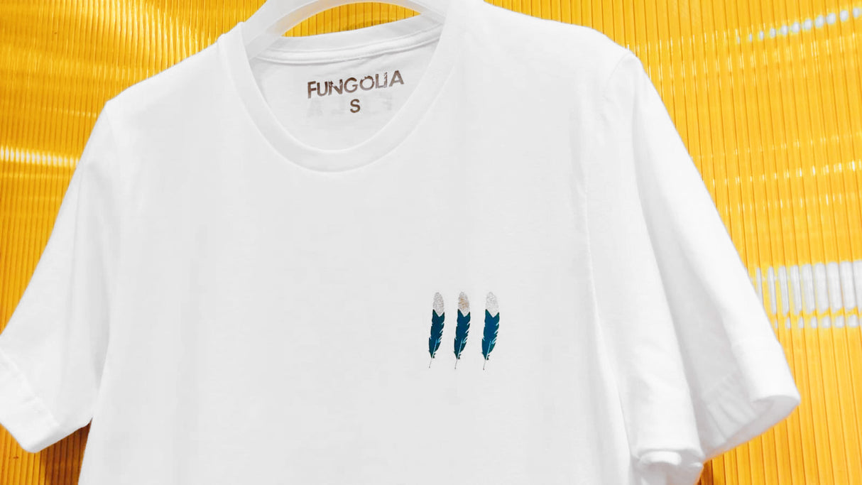 <a>スモール ティール/シルバー フェザーズ Tシャツ (ホワイト)</a>
