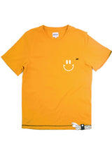 <a>ミューズ ポケットTシャツ - マスタードイエロー（スマイリーフェイス）</a>