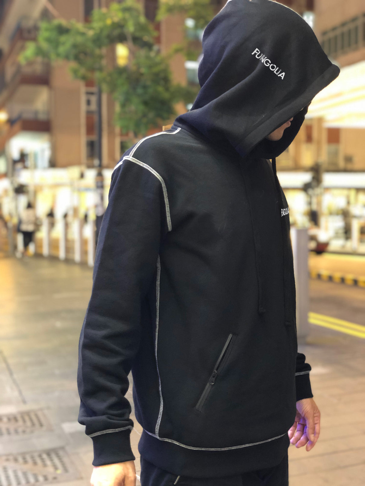 <a>Fungolia ビッグフード フリース パーカー - ロゴ (ブラック、ホワイトステッチ)</a>
