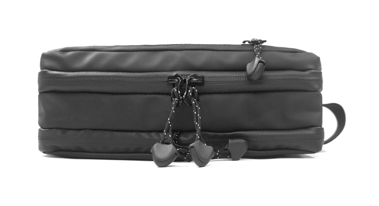<A 000a001a92tx> Fungolia Mid-sized Expandable Premium Toiletry Bag (Matte Black)