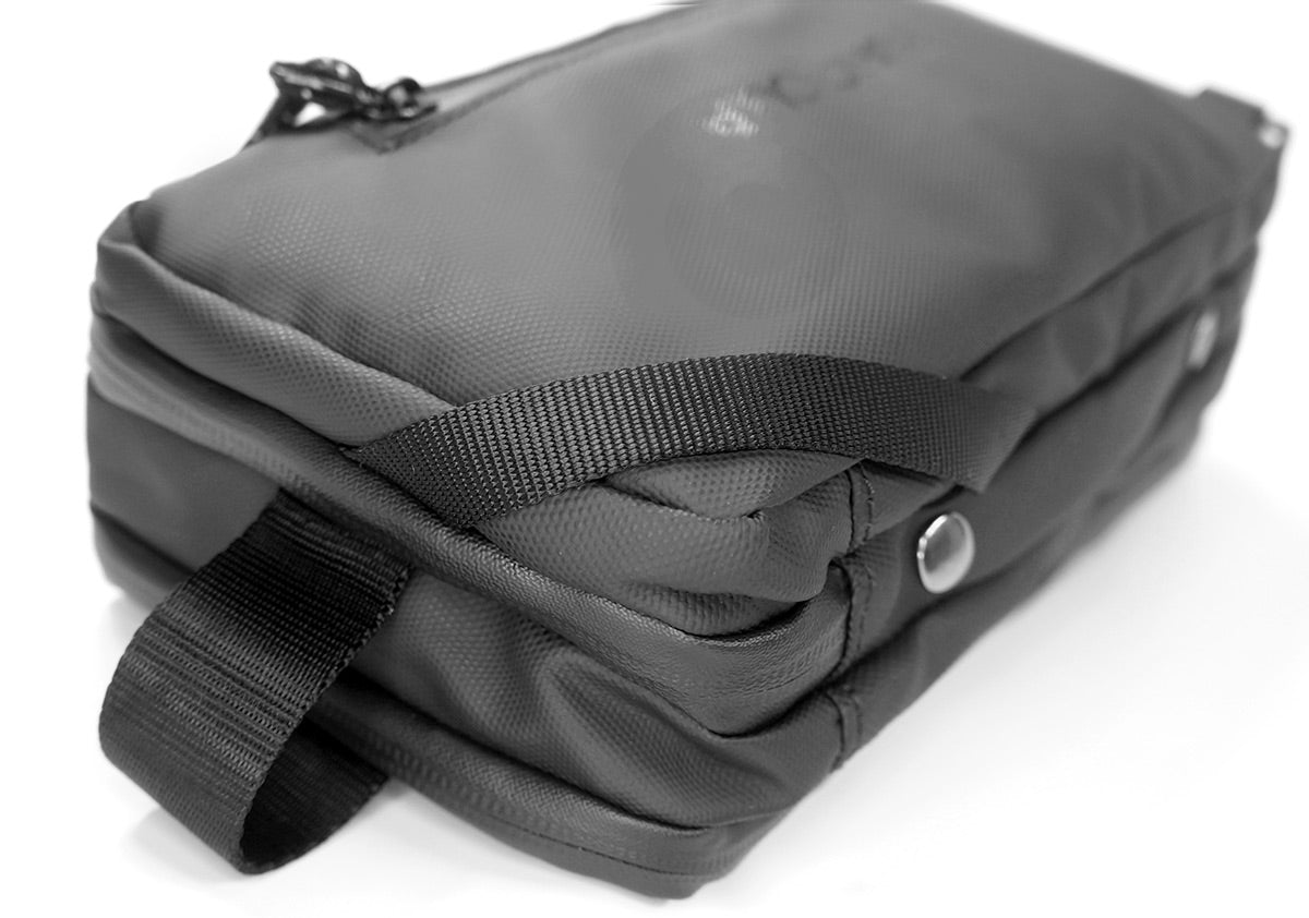 <A 000a001a92tx> Fungolia Mid-sized Expandable Premium Toiletry Bag (Matte Black)