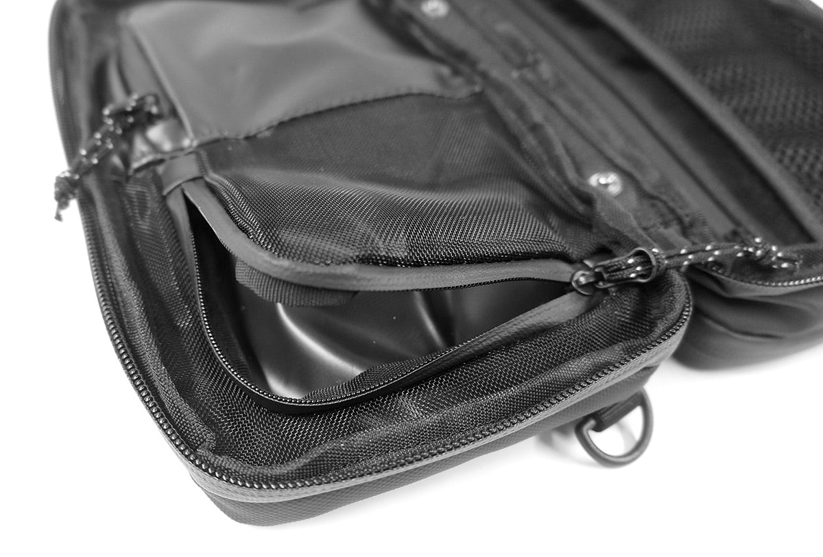 <A 000a001a92tx> Fungolia Mid-sized Expandable Premium Toiletry Bag (Matte Black)