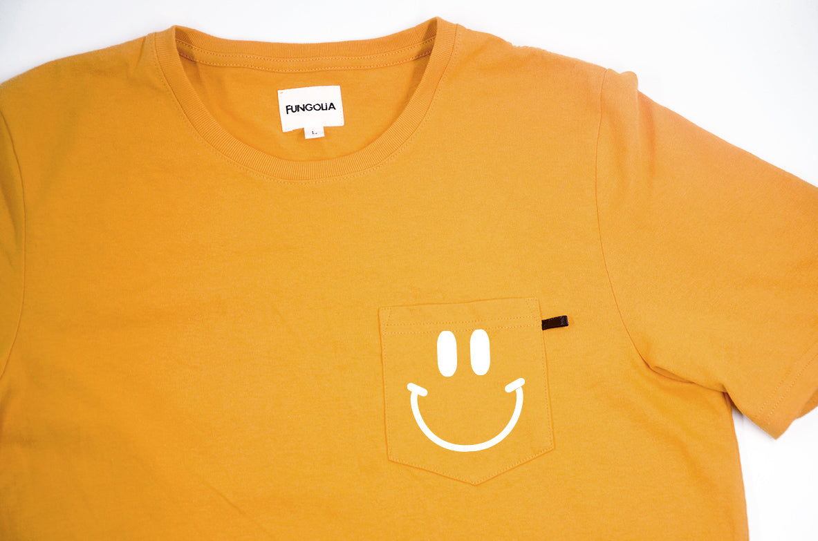 <a>ミューズ ポケットTシャツ - マスタードイエロー（スマイリーフェイス）</a>