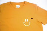 <a>ミューズ ポケットTシャツ - マスタードイエロー（スマイリーフェイス）</a>